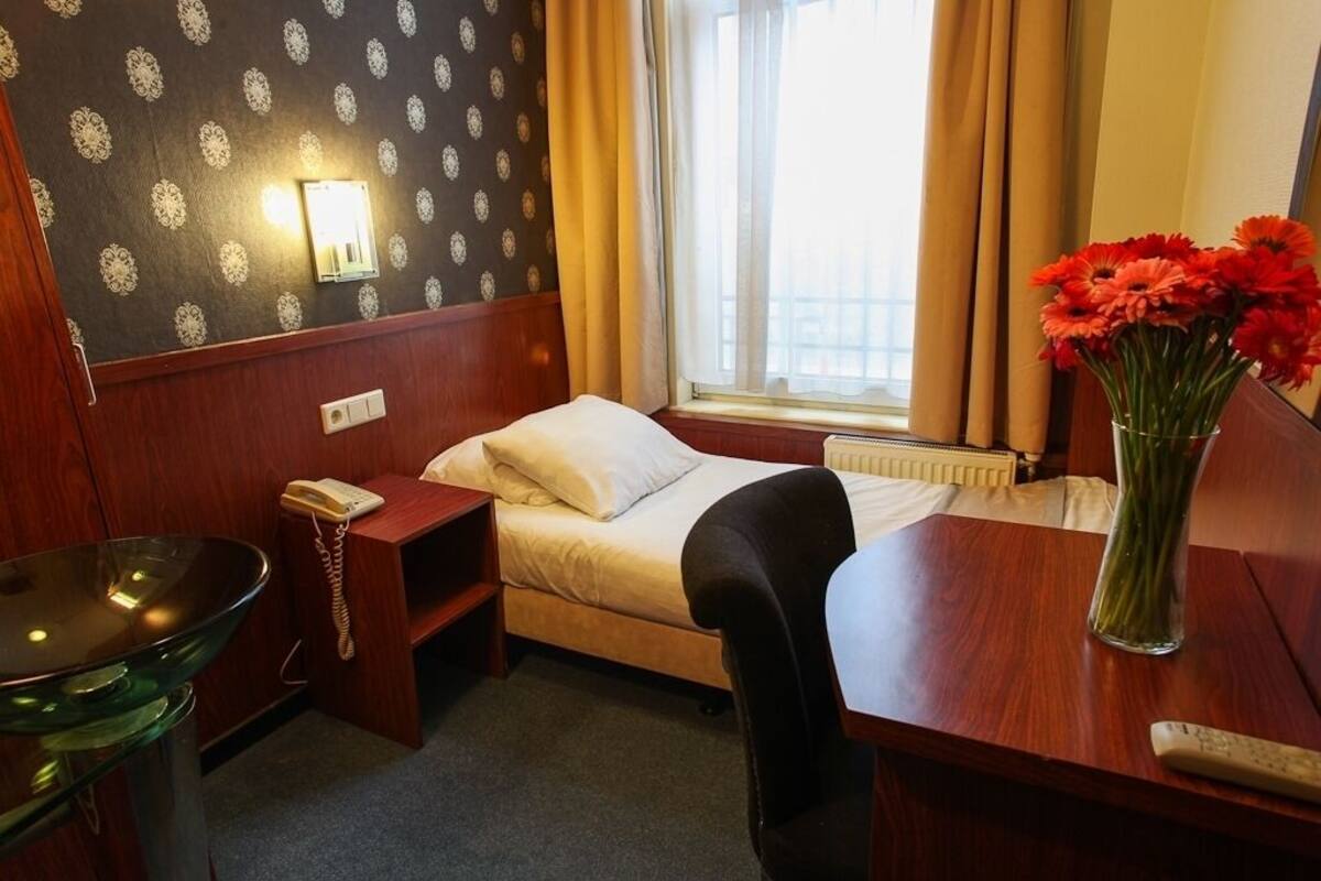 Standaard eenpersoonskamer, 1 eenpersoonsbed | Een kluis op de kamer, een bureau, gratis wifi, beddengoed