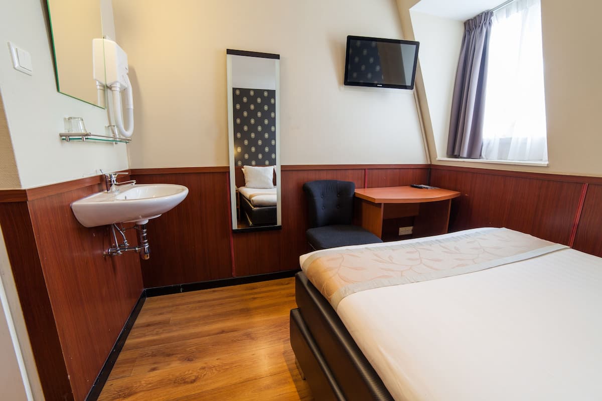 Kamar Double Basic, 1 Tempat Tidur Double | Brankas, meja kerja, Wi-Fi gratis, dan seprai linen