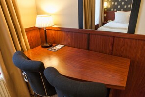 Standard-Vierbettzimmer | Zimmersafe, Schreibtisch, kostenloses WLAN, Bettwäsche