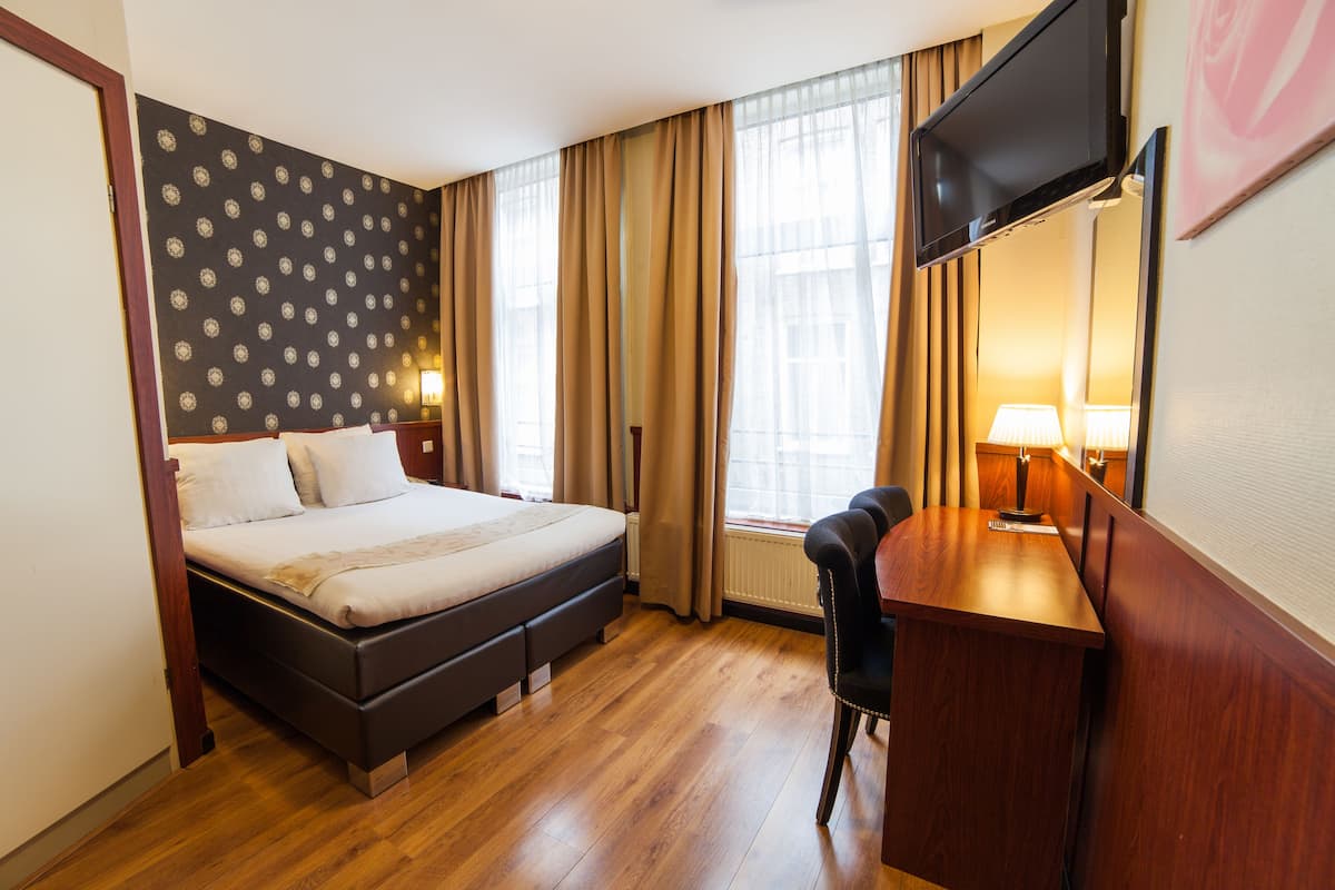 Standaard tweepersoonskamer, 1 tweepersoonsbed | Een kluis op de kamer, een bureau, gratis wifi, beddengoed