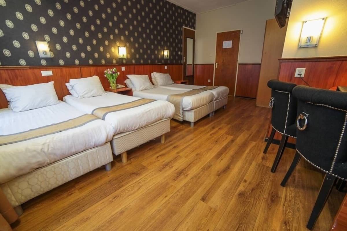 Standaard vierpersoonskamer | Een kluis op de kamer, een bureau, gratis wifi, beddengoed