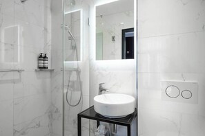 Dusche, Handtücher, Seife, Shampoo