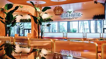 7 restaurants; breakfast, lunch, and dinner served