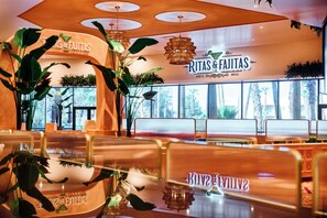 7 restaurants servant le petit déjeuner, le déjeuner et le dîner