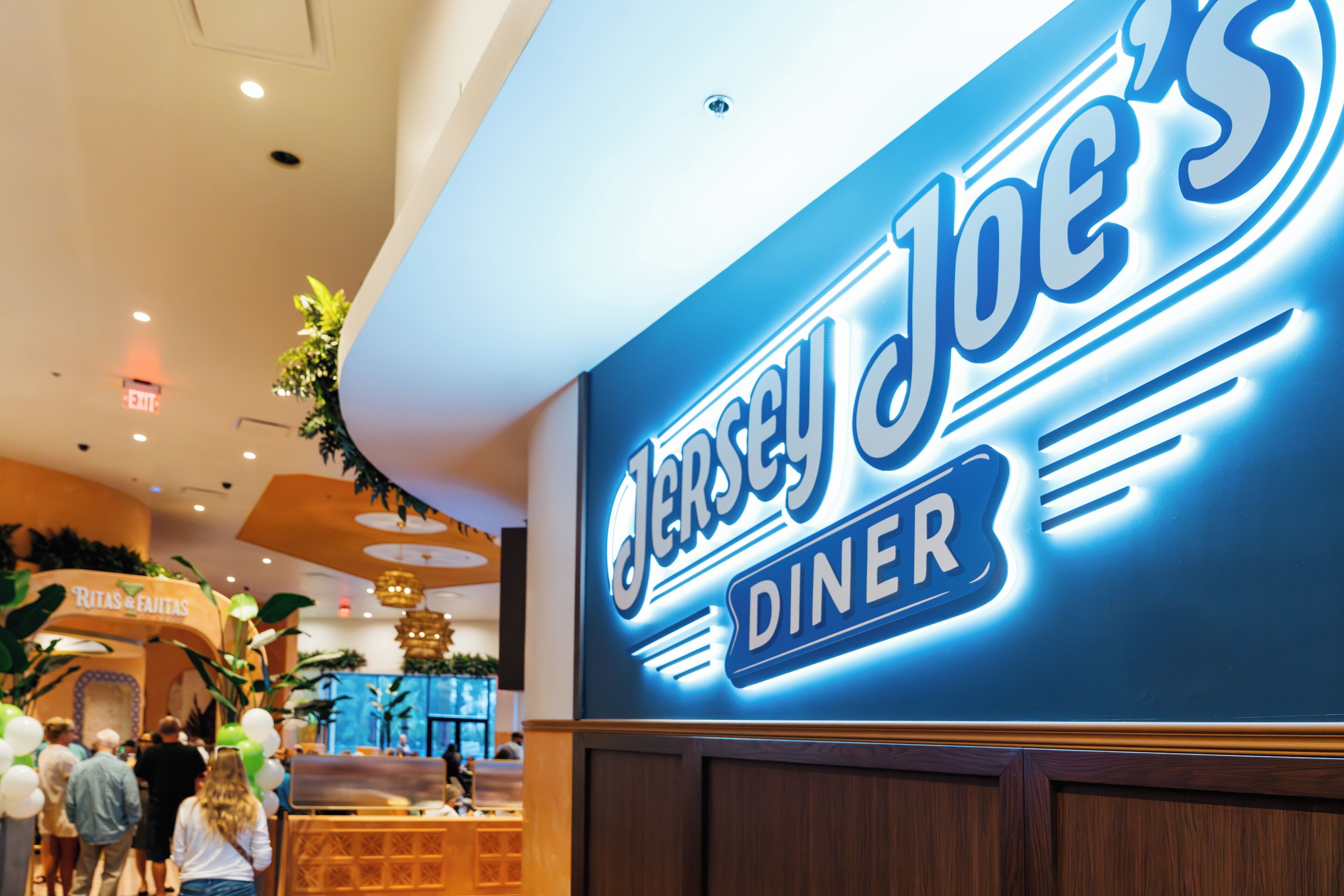 3 restaurants, breakfast served