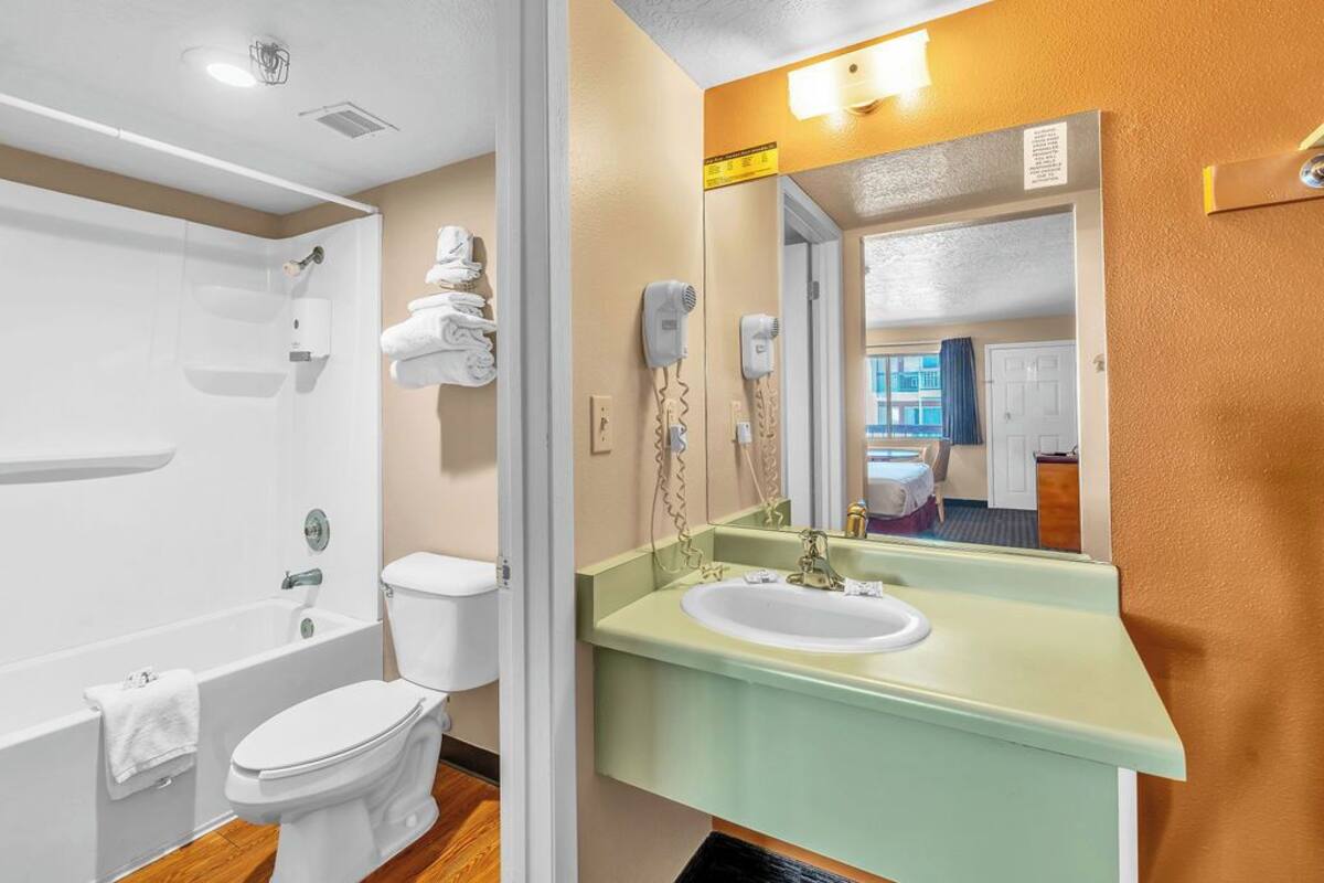 Une salle de bain avec une baignoire, des toilettes et un lavabo.