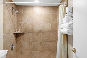 Ducha y bañera combinadas, secador de pelo y toallas
