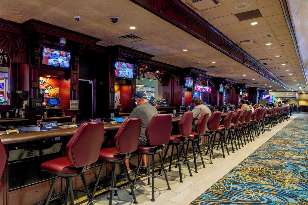 3 bars/lounges