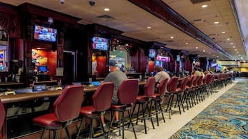 3 bars/lounges