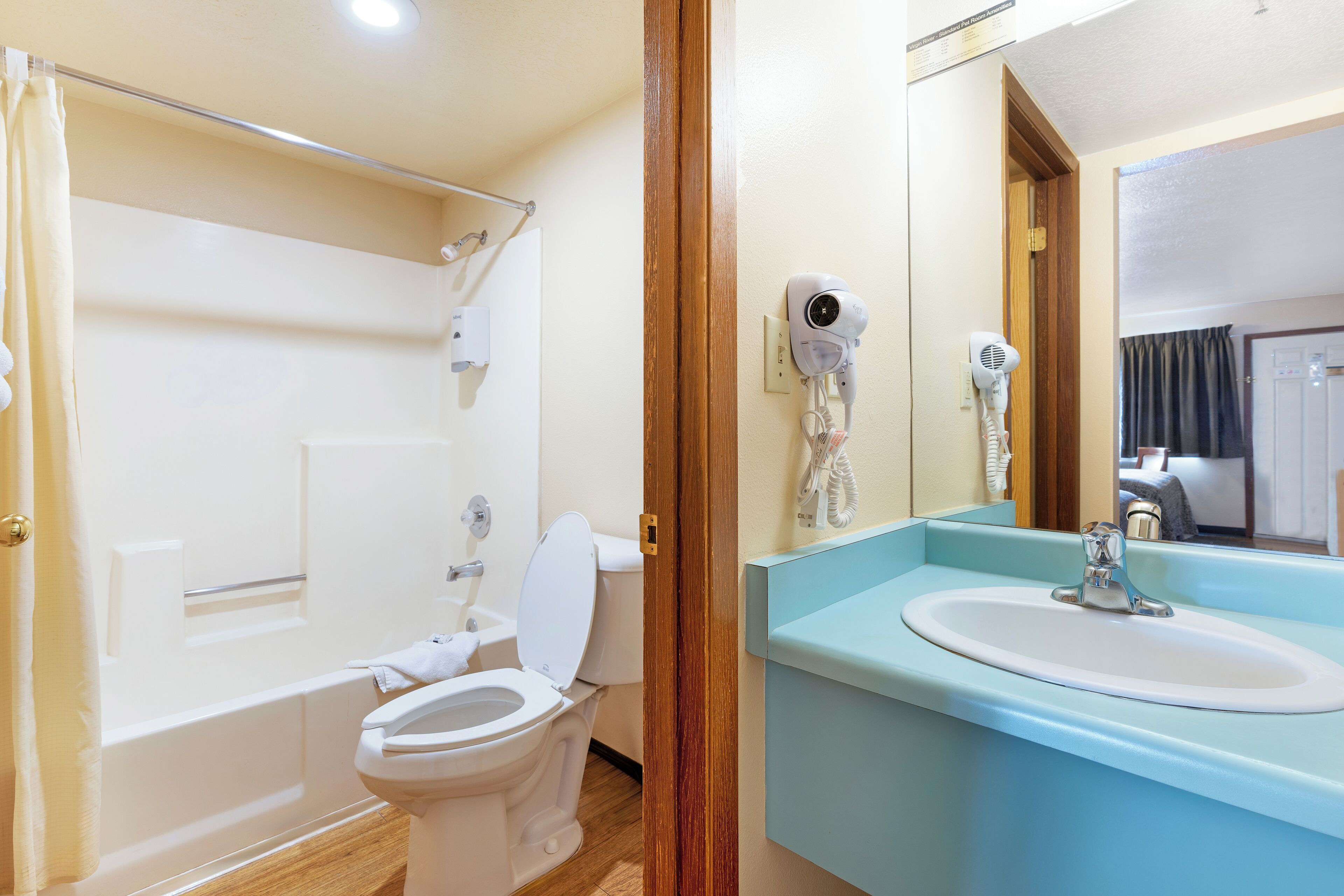 combined shower/bathtub, hair dryer, towels