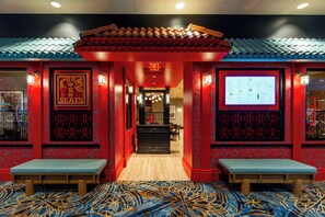 3 restaurants, servant le déjeuner et le dîner; cuisine américaine