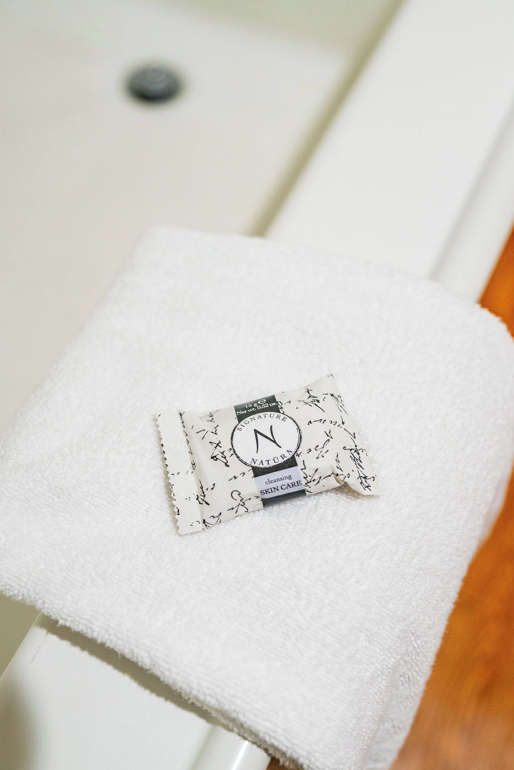 combined shower/bathtub, hair dryer, towels