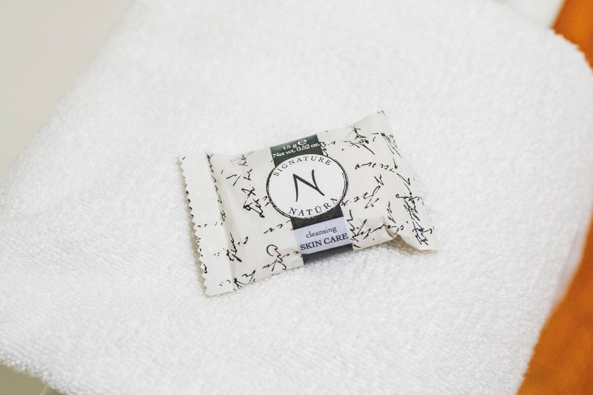 combined shower/bathtub, hair dryer, towels