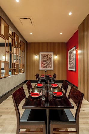 4 restaurants; breakfast, lunch, dinner and brunch served 