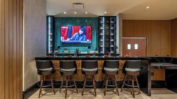 4 restaurants; breakfast, lunch, dinner and brunch served