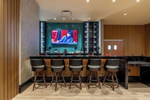 4 restaurantes; se sirven desayunos, comidas, cenas y brunch