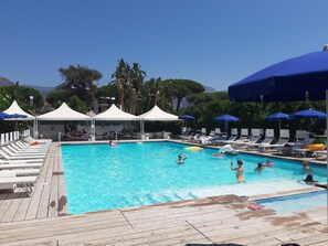 Una piscina al aire libre (de 10:00 a 18:30), sombrillas, tumbonas