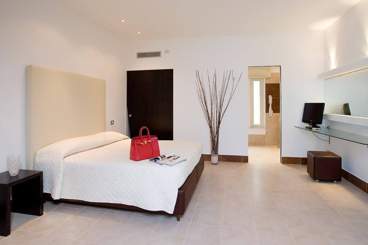 Habitación junior con 1 cama doble o 2 individuales | Caja fuerte