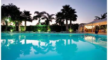 Piscina all'aperto, ombrelloni da piscina, lettini