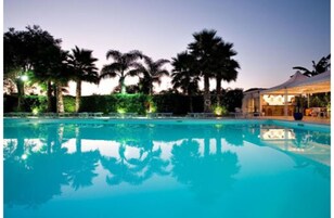 Piscina externa, funciona das 10h às 18h30, guarda-sóis