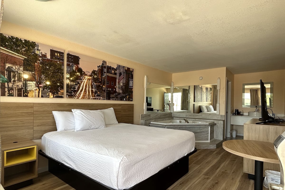Suite, 1 cama King size, para no fumadores | Tabla de planchar con plancha, wifi gratis y muebles diferentes