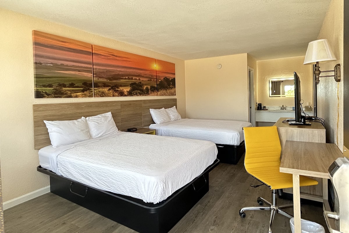 Habitación, 2 camas Queen size, para no fumadores | Tabla de planchar con plancha, wifi gratis y muebles diferentes