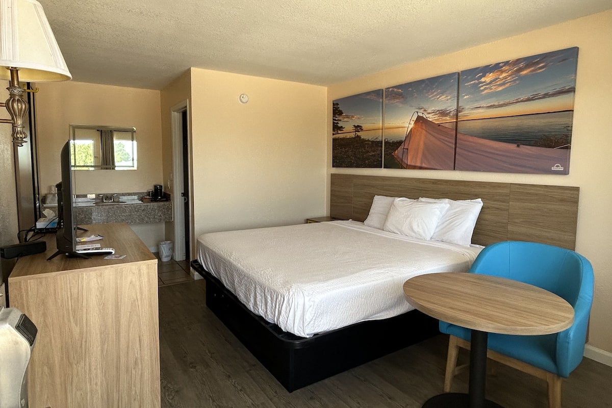 Habitación, 1 cama King size, para no fumadores | Tabla de planchar con plancha, wifi gratis y muebles diferentes