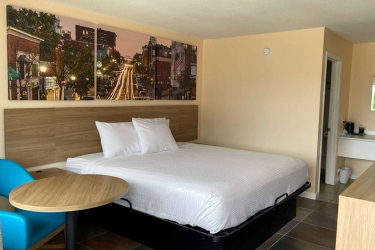 Tabla de planchar con plancha, wifi gratis y muebles diferentes