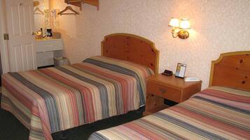 Phòng đôi Tiêu chuẩn, 2 giường đôi | Phòng tắm | Đồ dùng nhà tắm miễn phí, máy sấy tóc, khăn tắm