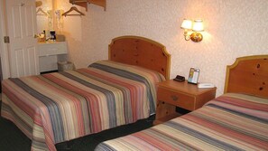 Habitación estándar doble, 2 camas dobles | Baño | Artículos de higiene personal gratuitos, secador de pelo y toallas
