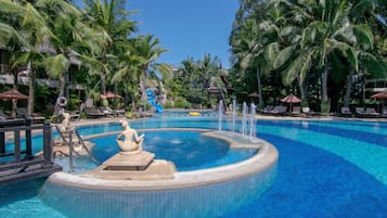2 piscines extérieures, chaises longues