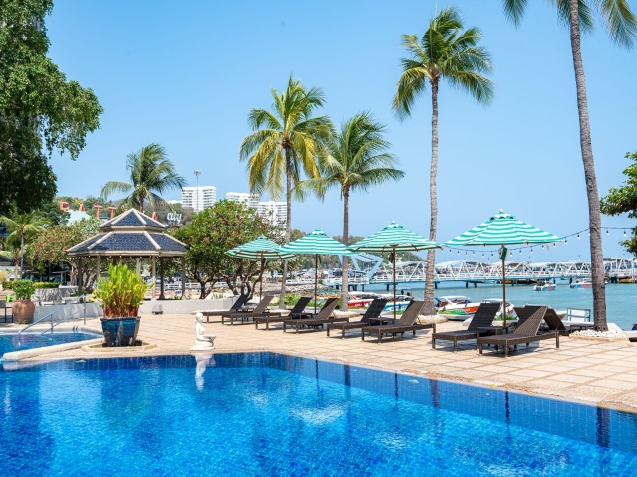 2 outdoor pools, sun loungers