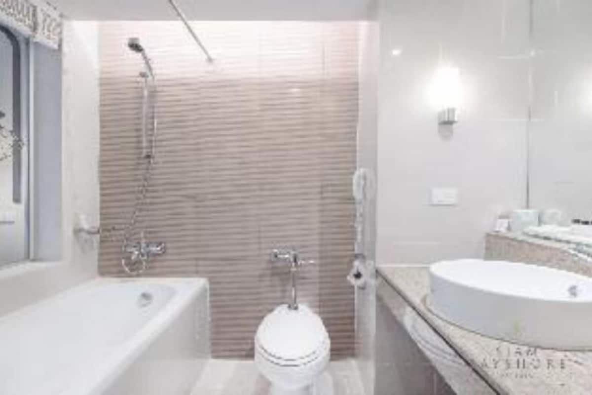 Bathroom | Separate bathtub and shower, rainfall showerhead, free toiletries