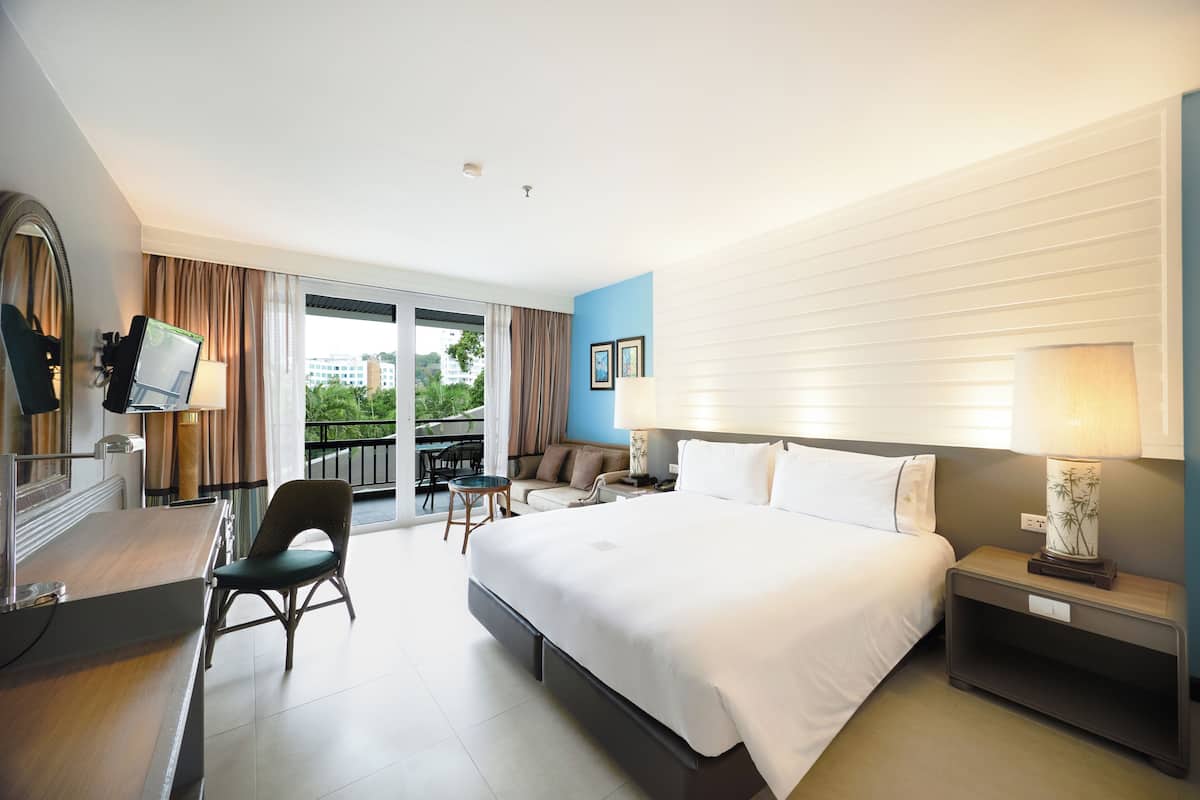 Tropical Superior (No View) King Bed | Een minibar, een kluis op de kamer, een bureau, verduisterende gordijnen