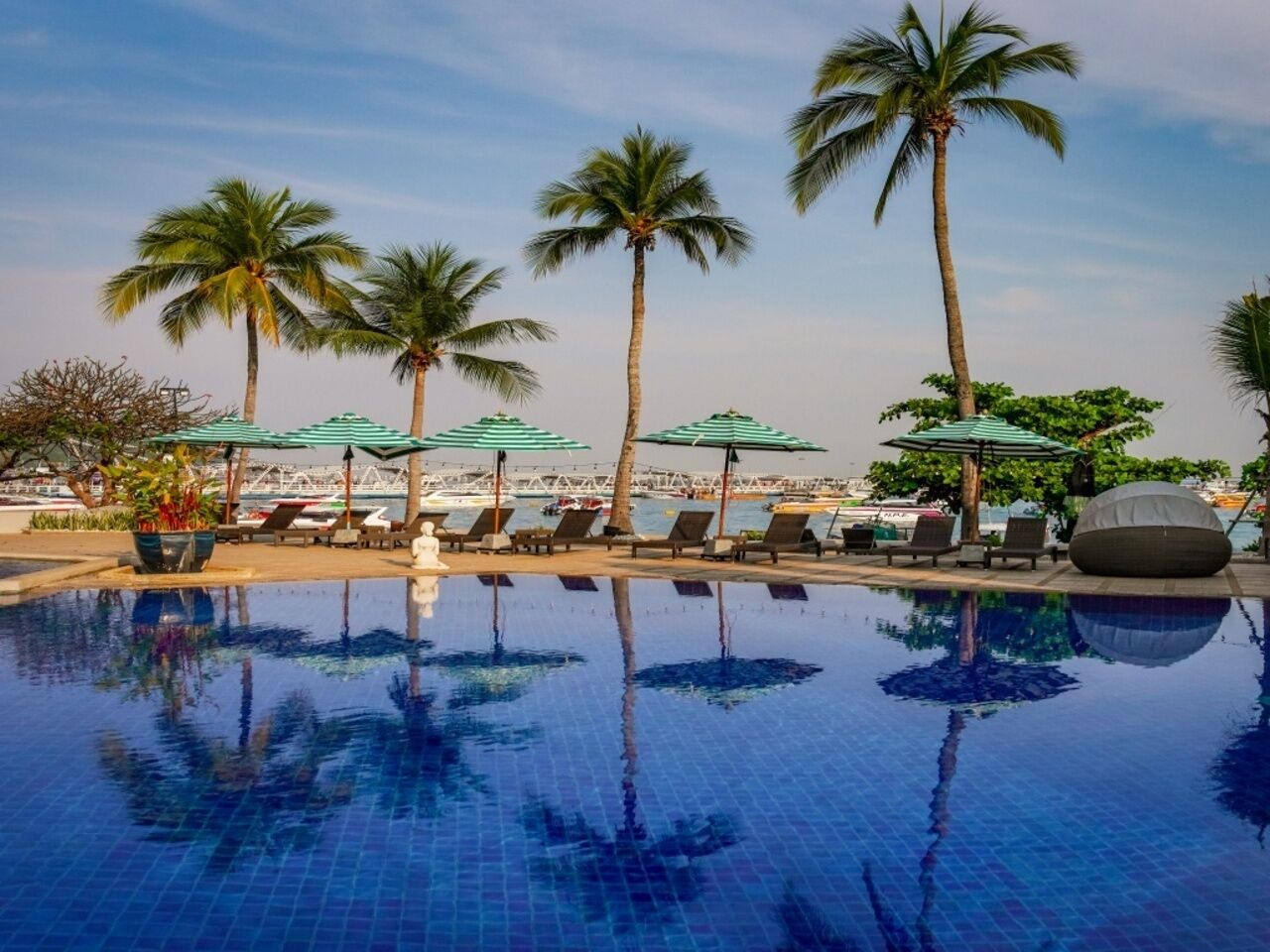 2 outdoor pools, pool loungers