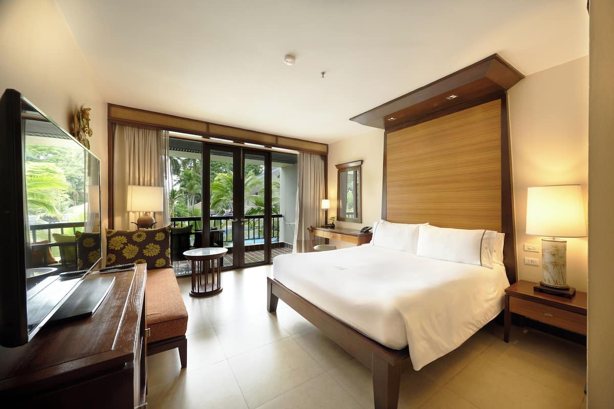 Tropical Deluxe Pool View King | Een minibar, een kluis op de kamer, een bureau, verduisterende gordijnen