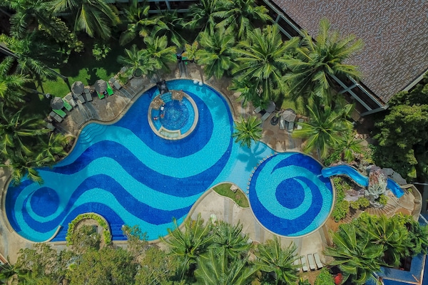 2 outdoor pools, sun loungers