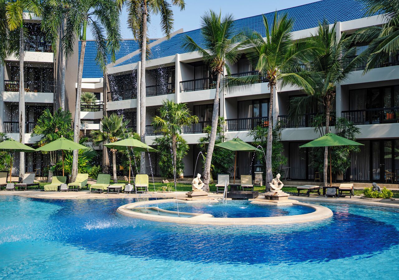 2 outdoor pools, sun loungers