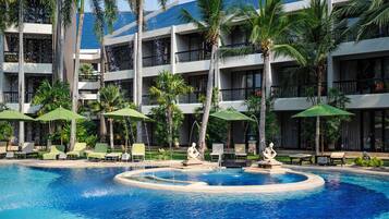 2 outdoor pools, sun loungers