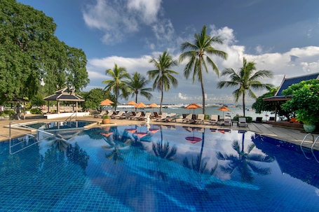 2 outdoor pools, sun loungers