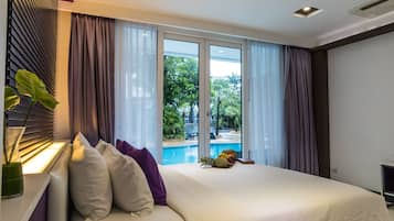 Quarto luxo, 1 cama King, acesso à piscina | Cofres nos quartos, individualmente mobiliados, escrivaninha