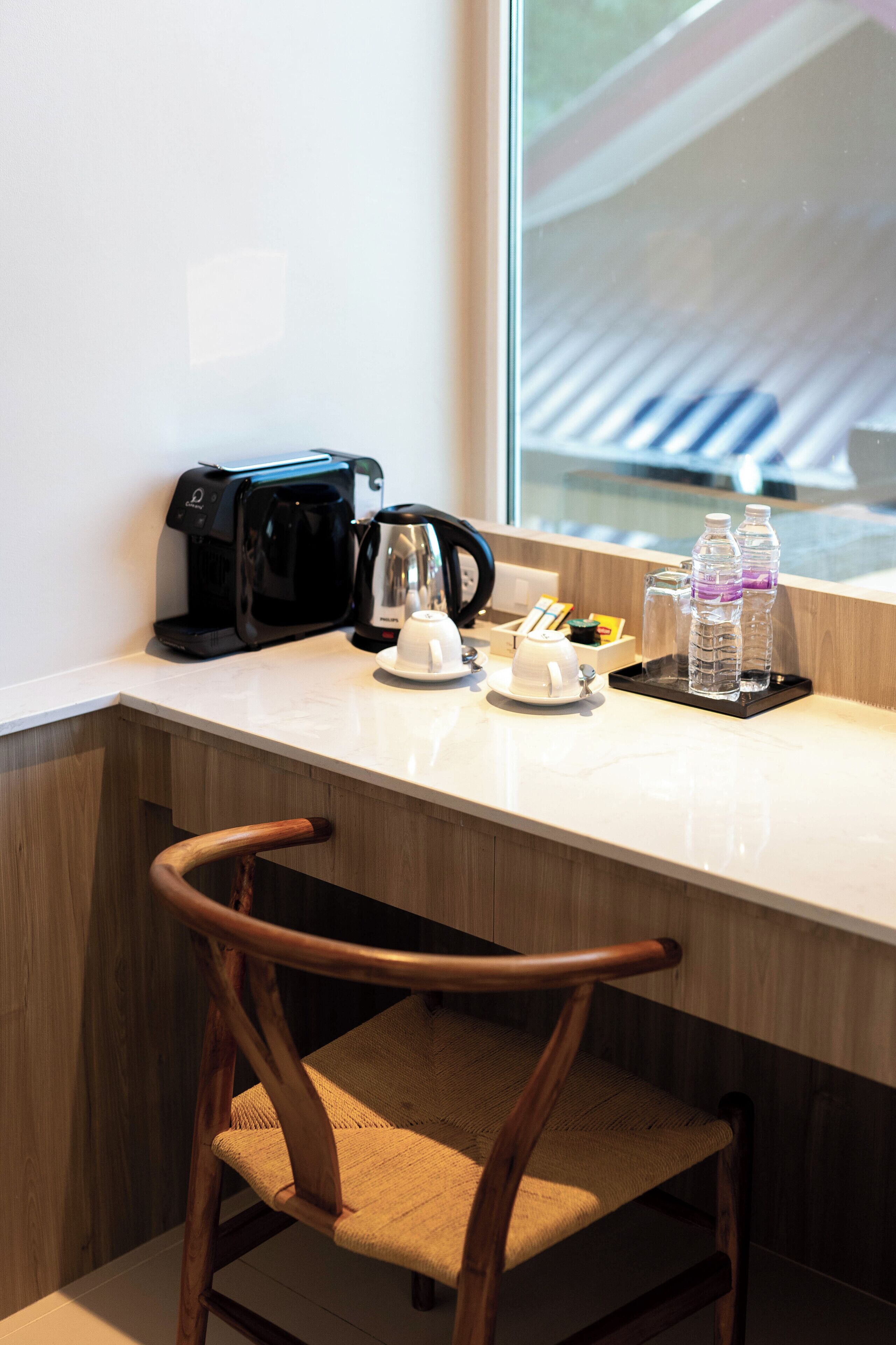 premier room, 1 king bed, bathtub | 1 bedroom, in-room safe, individually furnished, desk