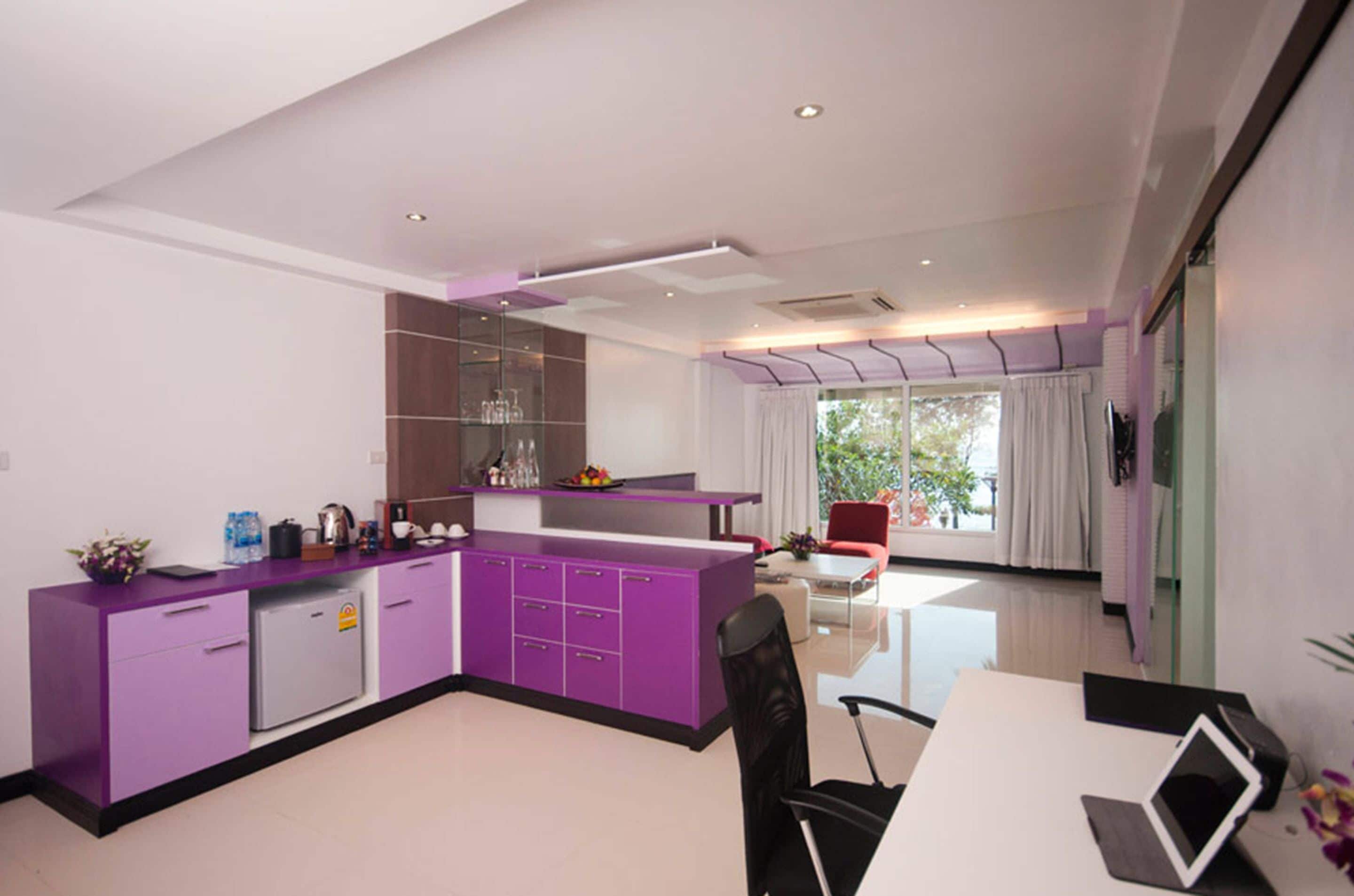 executive suite, 2 bedrooms, jetted tub (the l) | 1 bedroom, in-room safe, individually furnished, desk