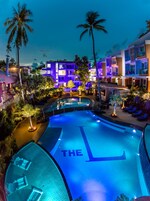 Εξωτερική πισίνα, ομπρέλες πισίνας, ξαπλώστρες