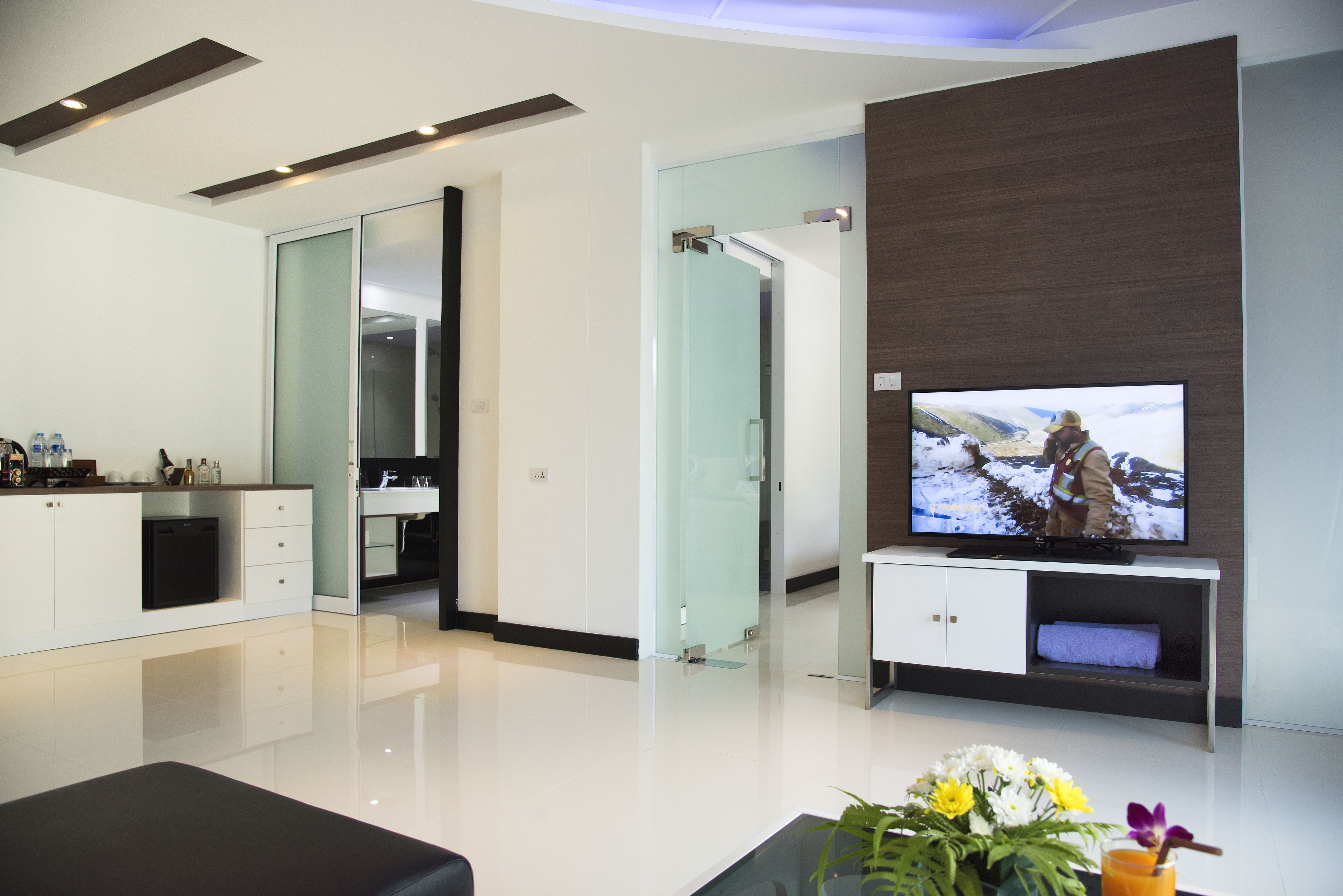 Suite Premium, balcón, vistas parciales al mar | Sala de estar | Televisión de pantalla plana de 40 pulgadas con canales por satélite