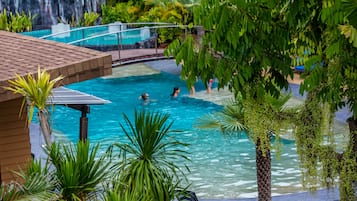 Piscina externa, guarda-sóis, espreguiçadeiras