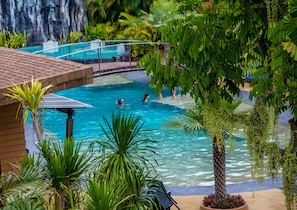 Outdoor pool, pool umbrellas, sun loungers - The L Resort (Krabi)