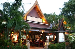 Breakfast, lunch, dinner served; Thai cuisine, beach views - The L Resort (Krabi)