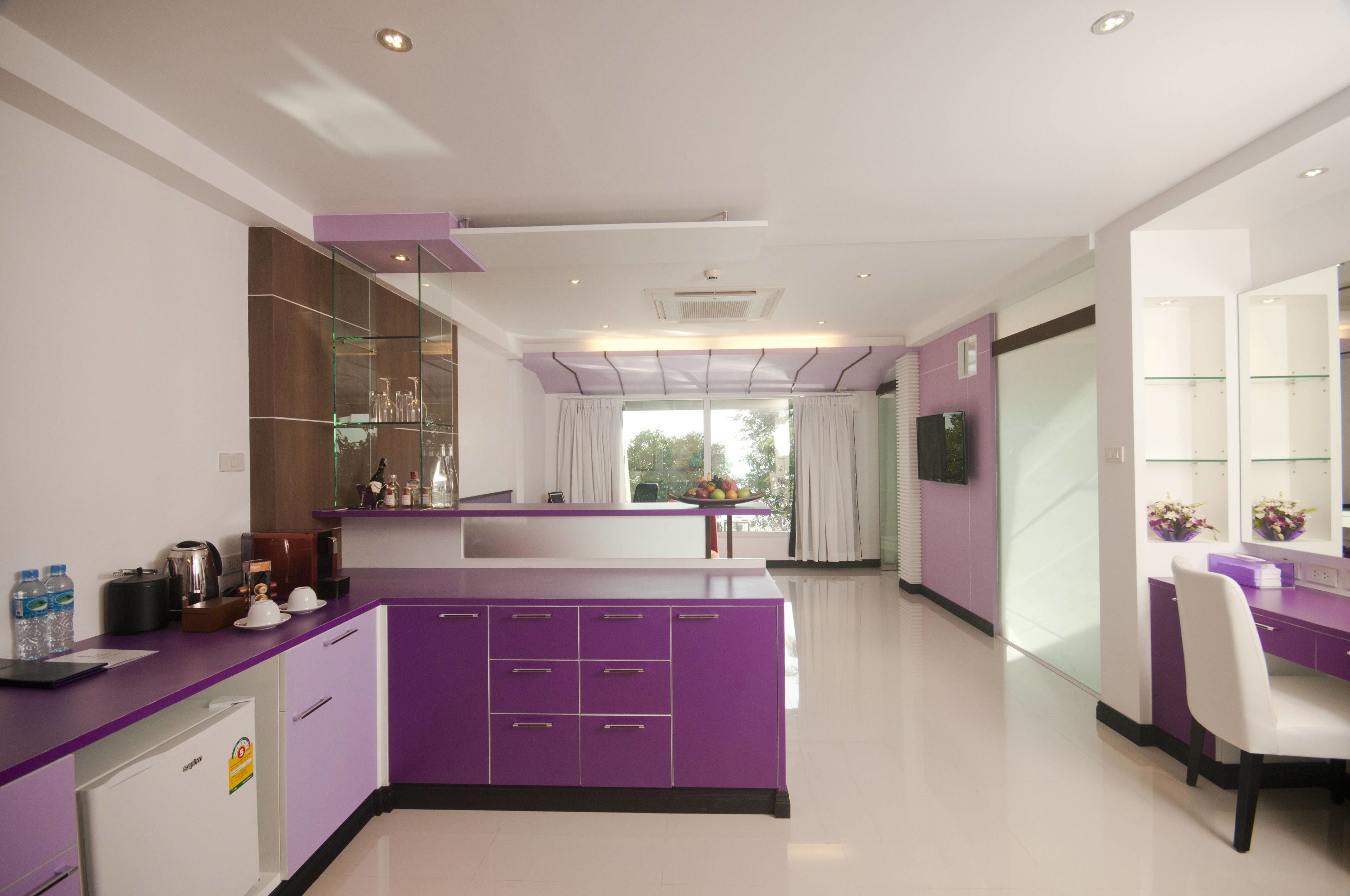 40-inch flat-screen tv with satellite channels, tv