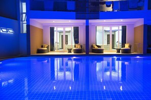 Outdoor pool, pool umbrellas, sun loungers - The L Resort (Krabi)
